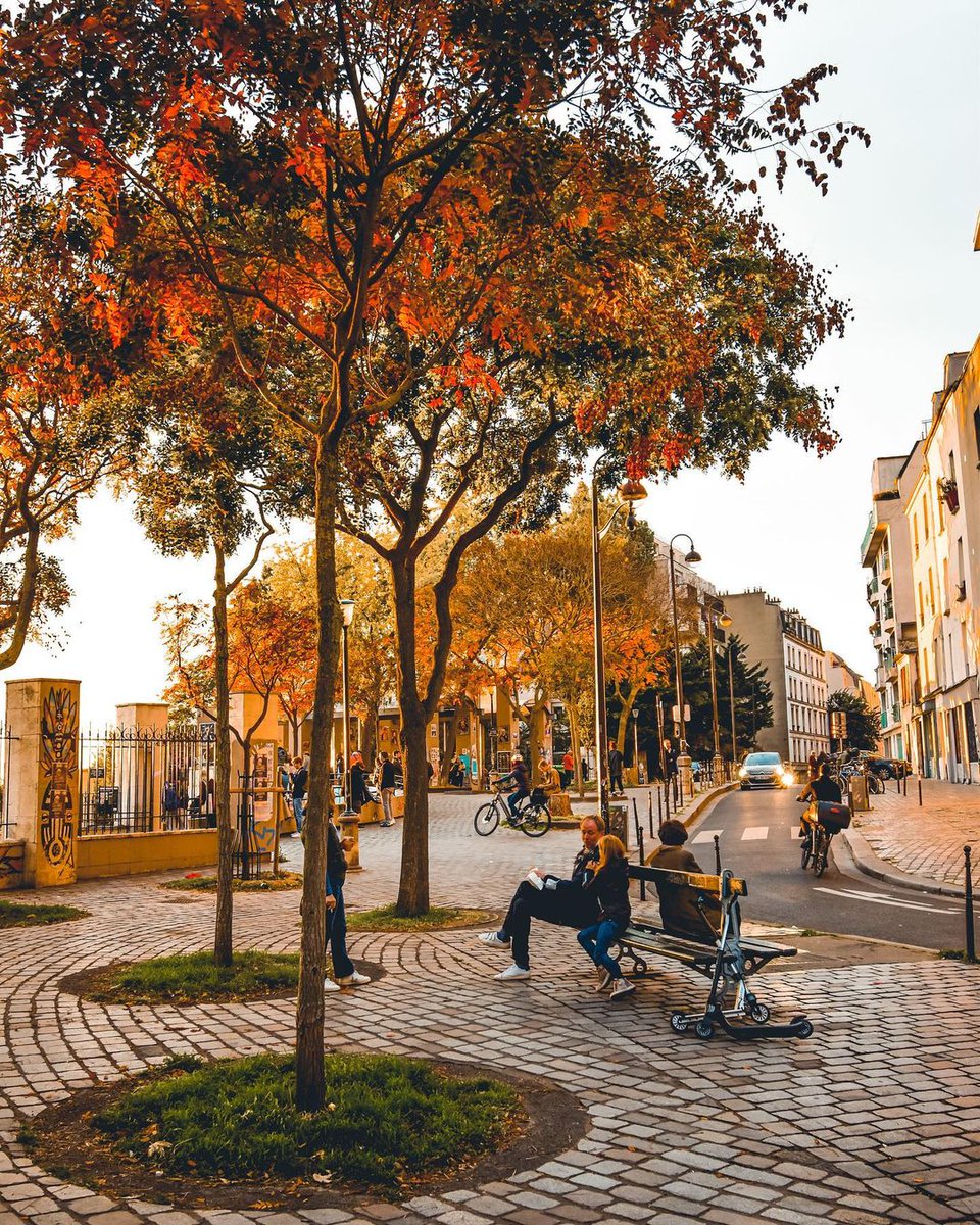 Happy Halloween from Paris! 🎃 Fall colors are definitely taking over and we love to see it. 🍂😍 #Parisjetaime 

📸 @unealternanteaparis
👉 instagram.com/p/CVs2-W5gBJu/…