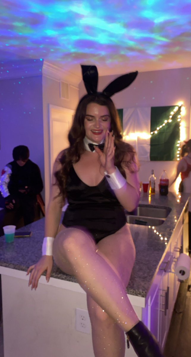 beckaphipps's tweet photo. a spooky gal https://t.co/5ujjvkC2PQ