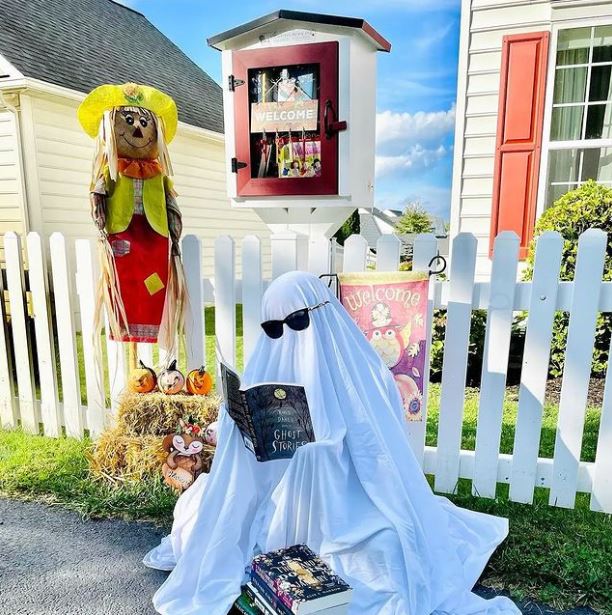 Happy Halloween to those who are celebrating! 🎃 While you're out trick-or-treating, stop by a Little Free Library and grab a book: ed.gr/dpi8q

Image credit: @the_reel_bookery on Instagram