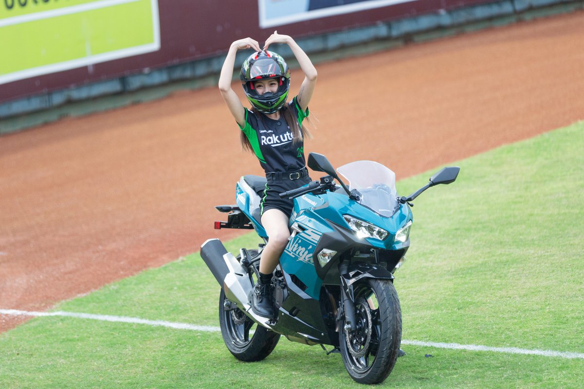 Jump_eli's tweet photo. 2021.10.30 Kawasaki  Day2 一崎入魂
最美重機騎士🏍️🏍️
重機駕照後騎車初登板
桃園棒球場開場 倪真的很棒👍

#倪暄 #倪暄Eli  #エリ 
#RakutenGirls #楽天ガールズ
#楽天ガールズ倪暄 #RakutenGirls倪暄
 #樂天桃猿 #野球  #人像 #写真 https://t.co/PravXjRUpR