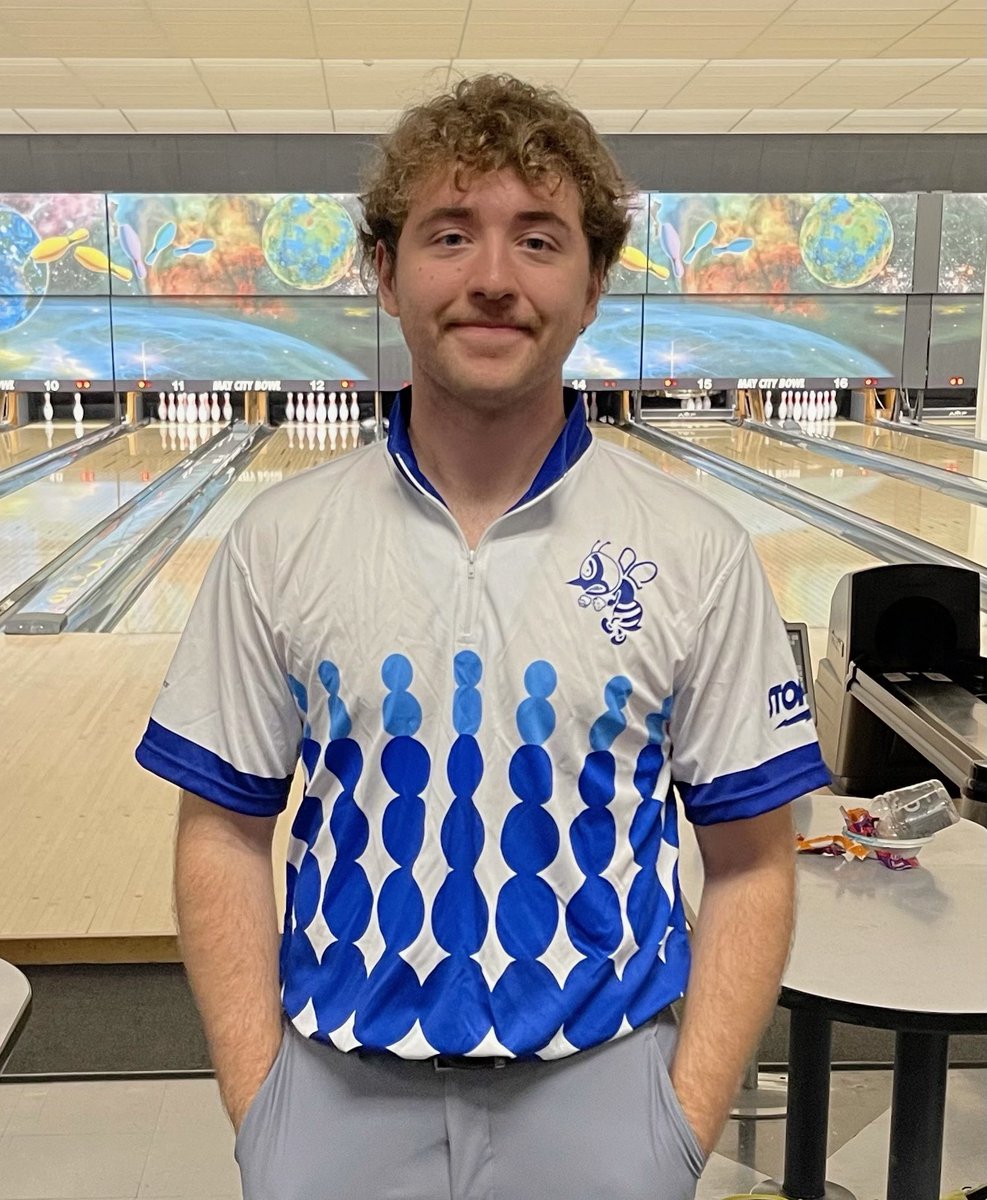 GHSLeafsBowling's tweet photo. Geneseo High School Alumni Sebastian Einfeldt representing Saint Ambrose at the Five Season Classic in Cedar Rapids. #gobees #ghsalumni https://t.co/SzVzDGTWZR