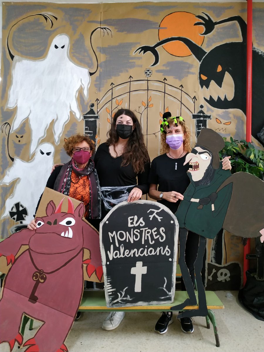 NievesSRozas's tweet photo. Celebrando #TotsSants junto a mi compa M.Jose y Melanie, nuestra #AuxiliarDeConversacion🇺🇲 El CEIP @LaCalaEPlus #Benidorm disfruta que da miedo con #ElsMonstresValencians👻 de #LaMariaNoTéPor #PEL #PortfolioEuropeuDeLesLlengües #Halloween2021 https://t.co/3yXsUODxE3