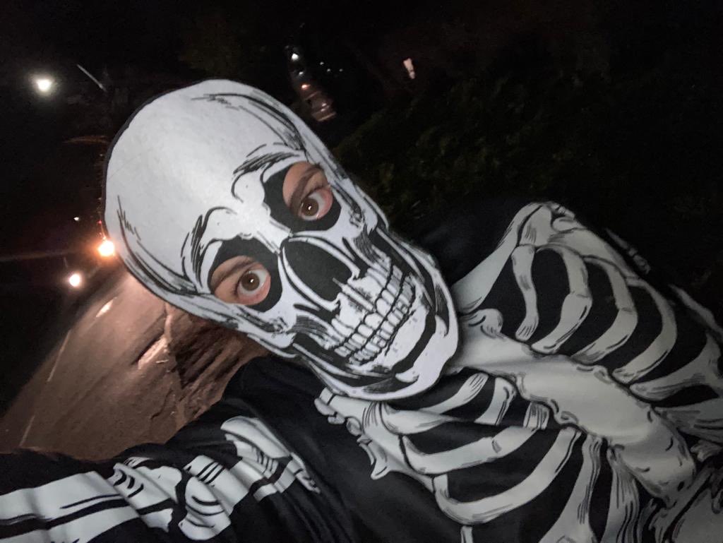 GemmaLDillon's tweet image. Flashback on my phone to last #halloween where I sat dressed as a skeleton, drinking wine, carving pumpkins 🎃 waiting for the PM to announce #novemberlockdown - and then a really strange walk round the village with the kids dressed up … feels a lifetime ago