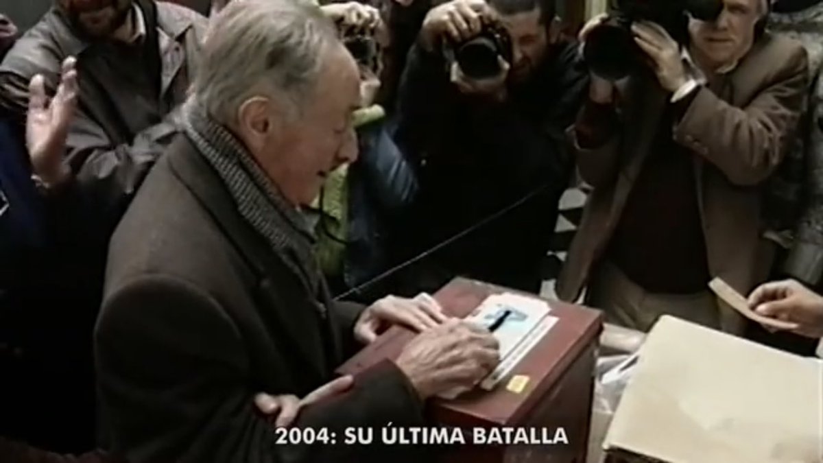 CataldoIglesias's tweet photo. Seregni llegó a votar en las elecciones internas del 2004, pero no llegó a ver el triunfo del FA.
Lili y Bethel acompañaron a Tabare al saludar esa noche del 31 de octubre de 2004.
17 AÑOS DEL PRIMER TRIUNFO.
Este 5 de diciembre no dejes de votar
#ComenzamosAVolver #VotaSi https://t.co/Go06G8RVTL