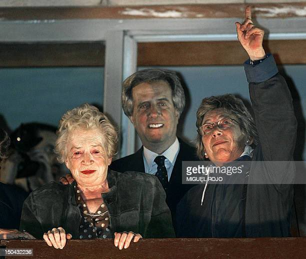 CataldoIglesias's tweet photo. Seregni llegó a votar en las elecciones internas del 2004, pero no llegó a ver el triunfo del FA.
Lili y Bethel acompañaron a Tabare al saludar esa noche del 31 de octubre de 2004.
17 AÑOS DEL PRIMER TRIUNFO.
Este 5 de diciembre no dejes de votar
#ComenzamosAVolver #VotaSi https://t.co/Go06G8RVTL