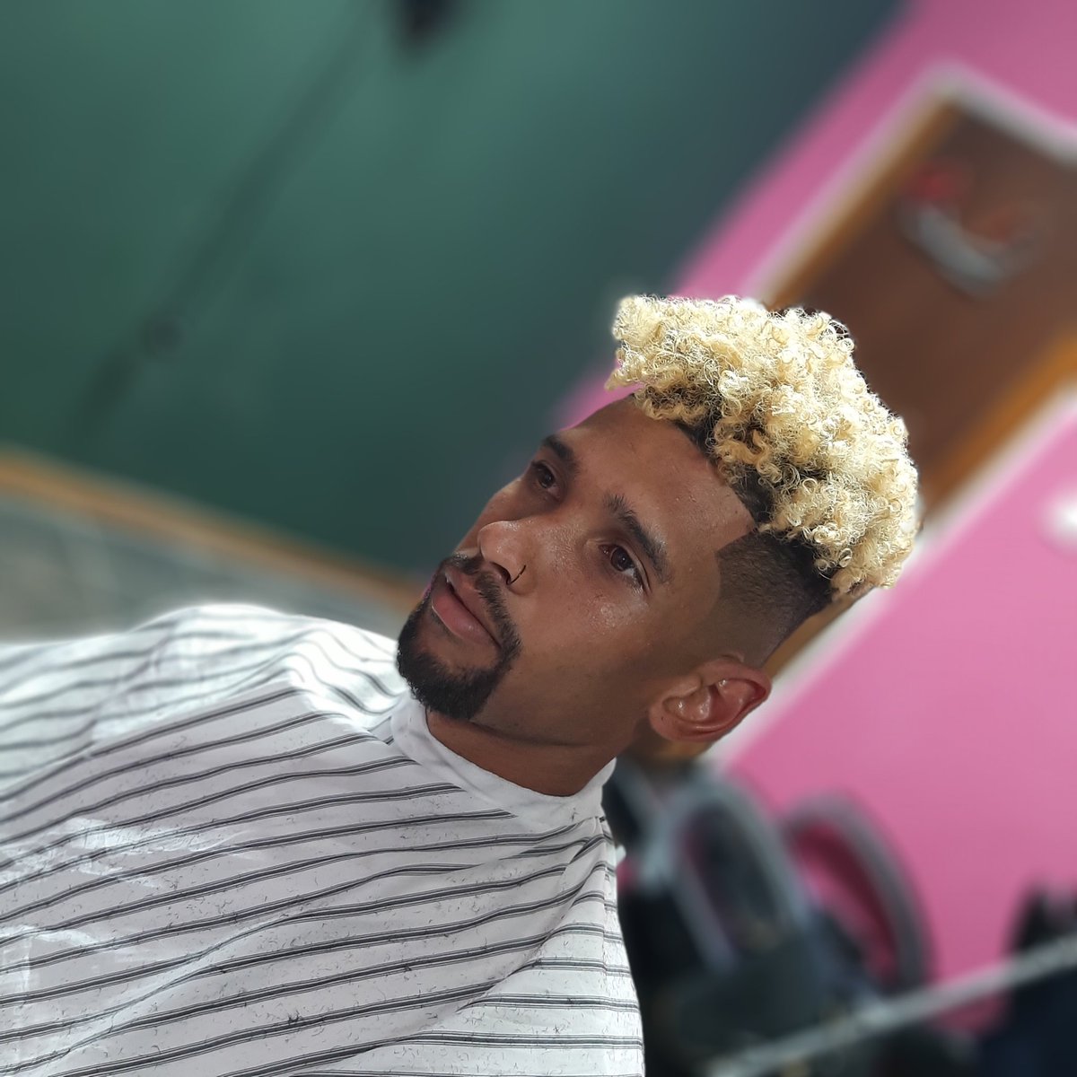 Itu_SlimFit's tweet photo. @_WiseySA Follow me on IG @omgcutz for quality Haircut https://t.co/a5Shmvg54r