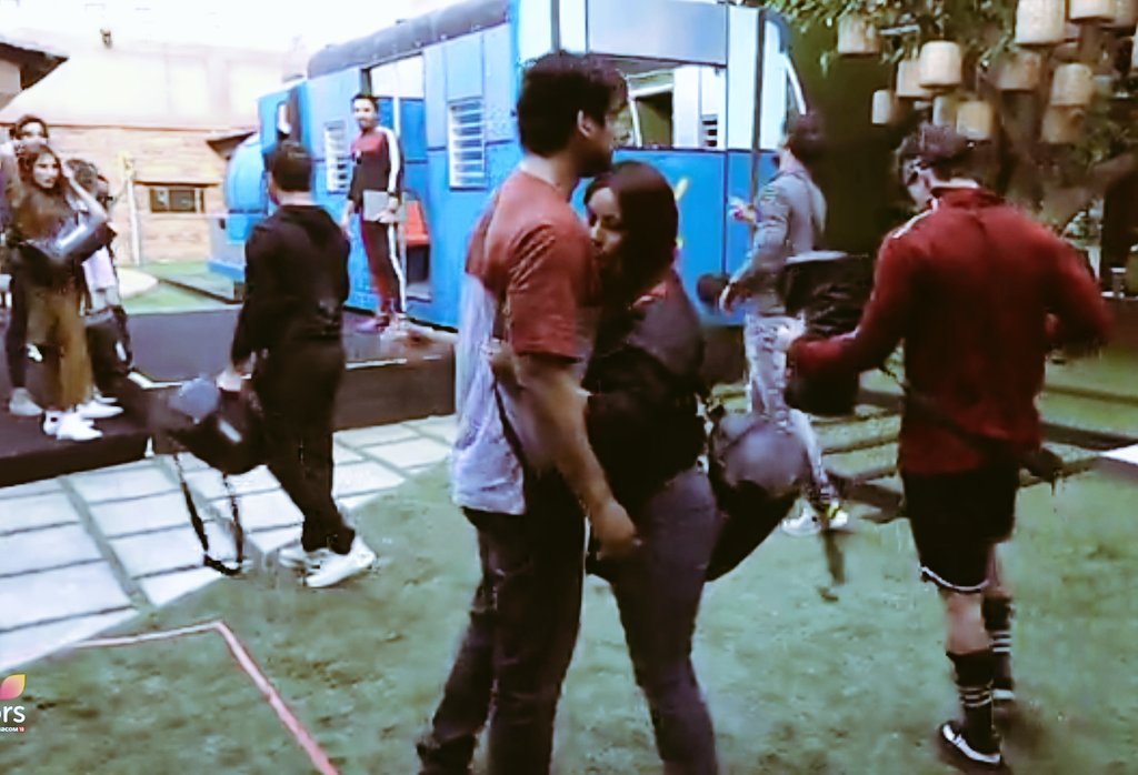 IamVShilpa's tweet photo. Their height difference ♥️✨🥺
#SidNaaz

#PyaareSidNaaz https://t.co/QvHQYiw1KZ