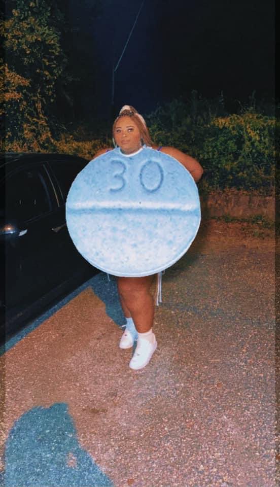 cookie_father's tweet photo. NO HAY DISFRAZ MÁS RICO QUE ESTE 😂😂💊 https://t.co/7Bhc7ZmP1K