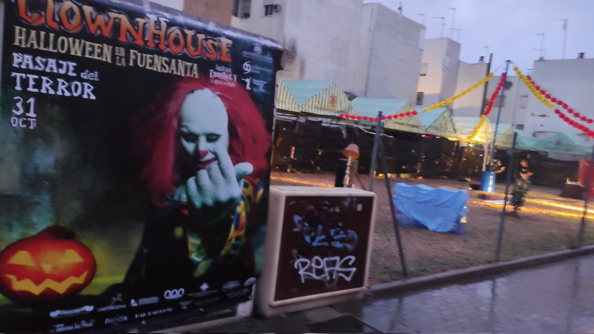 Surestparticipa's tweet photo. Una pasada de montaje en el #halloweenfuensanta lo estamos dando todo. Y no va a llover 💪 https://t.co/qJz6jVmOu0