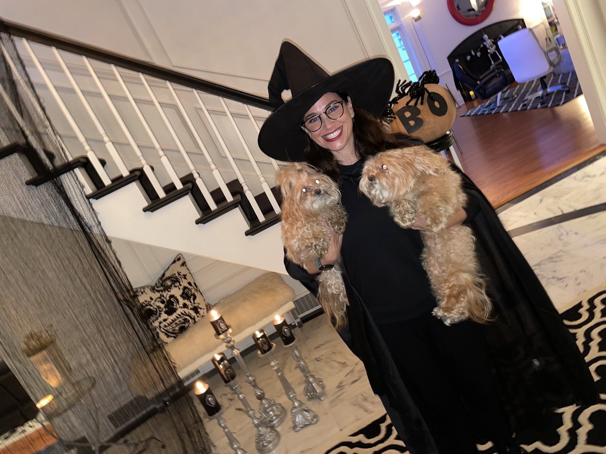GeraldoRivera's tweet photo. Gorgeous Wicked Witch @elevrivera Erica joins Angelic daughter Sol @solfoodtv as she hosts Halloween fiesta at home for schoolmates.
Earlier, old school dad hosted Goodbye to #WTAMRadio Tech Jake at Cleveland’s oldest dive bar #HarborInn https://t.co/srqxKkMRew