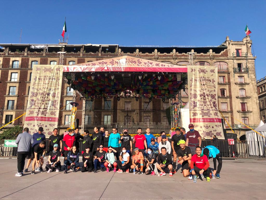 CsarEfrain's tweet photo. Entrenó con el equipo #asicstrainingprogram #asicsMéxico #Runkeeper #garminconnect #Templorunner #YoElegiCorrer #manicomiorunner 🤪 #Sumandokms #Entrerunners #ComuninRunners https://t.co/EldgefpSrB