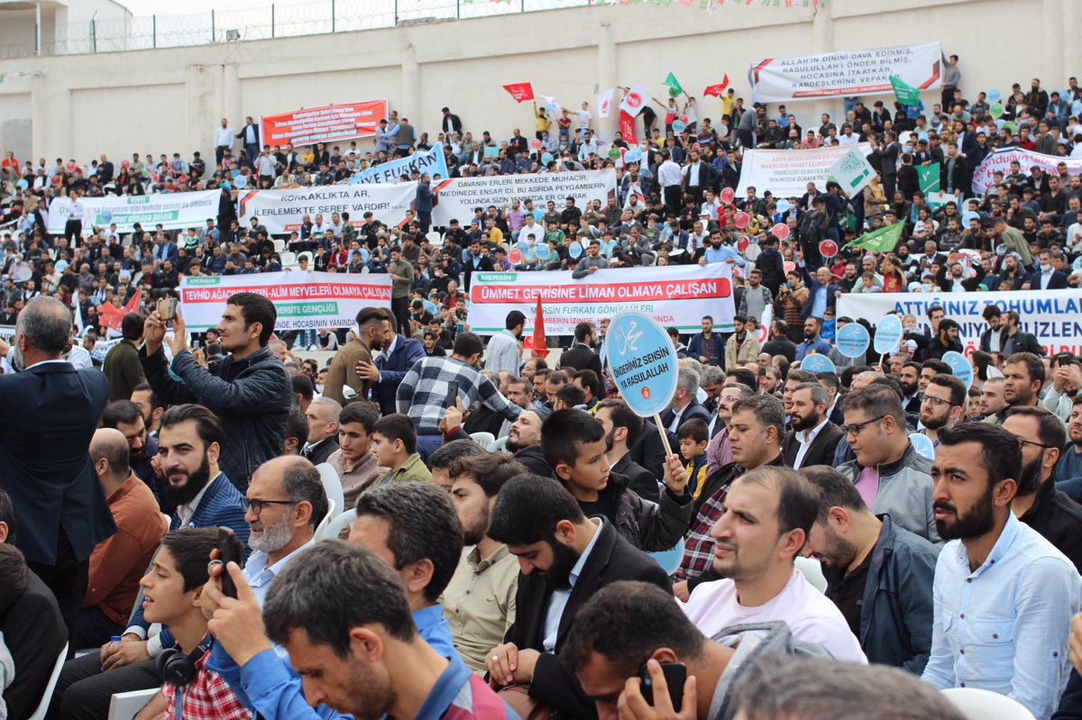 alparslankuytul's tweet photo. Türkiye'nin doğusundan ve  batısından programa katılım gösteren kardeşlerimizin muhterem hocamıza ithafen açtıkları brandalarla muhabbet bağlılıklarını dile getirdiler.

#AdanadaBüyükBuluşma https://t.co/mfT5XphFew