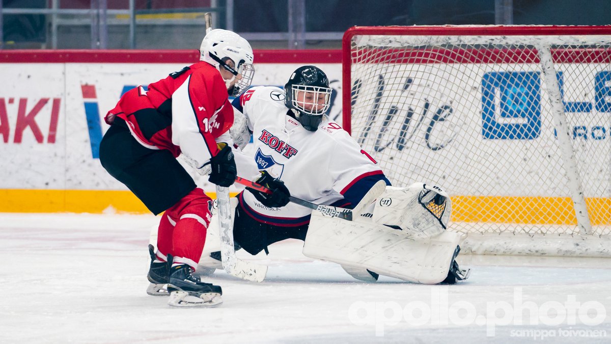 APhotoOffic's tweet image. Hetki on viivähtänyt siitä kun @NaisetVaasan skulasi kilpajäällä. @StadinGimmat kävi pokkaamassa pinnat mukaan.

Kuvat: @stoivonen 

#staytuna #4shots #urheilukuvaus #sportsphotography #gamedayphotos #apollophoto #naistenliiga #vaasansport #hifk #hockeyphotos