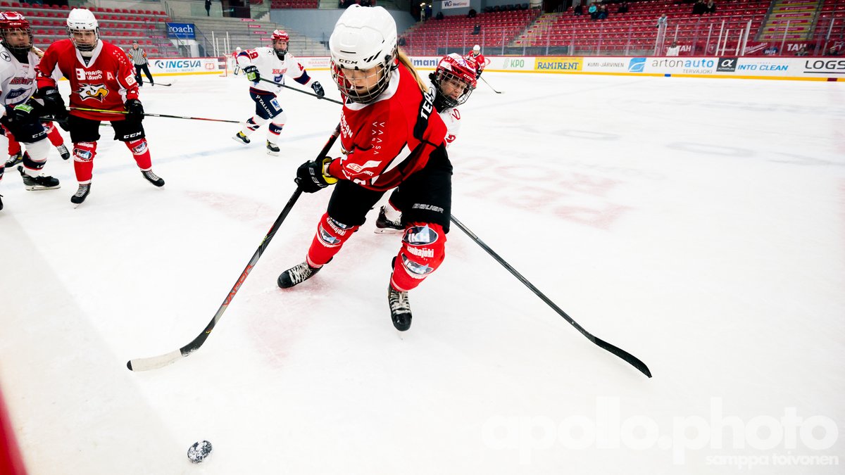 APhotoOffic's tweet image. Hetki on viivähtänyt siitä kun @NaisetVaasan skulasi kilpajäällä. @StadinGimmat kävi pokkaamassa pinnat mukaan.

Kuvat: @stoivonen 

#staytuna #4shots #urheilukuvaus #sportsphotography #gamedayphotos #apollophoto #naistenliiga #vaasansport #hifk #hockeyphotos