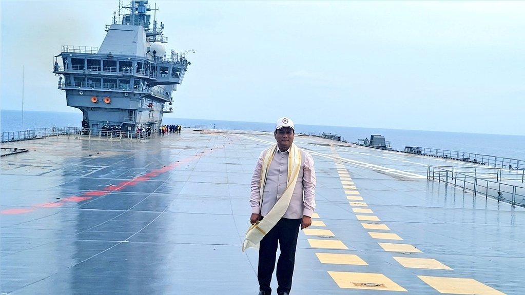 sarbanandsonwal's tweet photo. Might, Pride &amp; Glory!

On-board INS Vikrant (IAC 1), #India's first indigenously built aircraft carrier.

@indiannavy https://t.co/R6ZQ4Ujnar