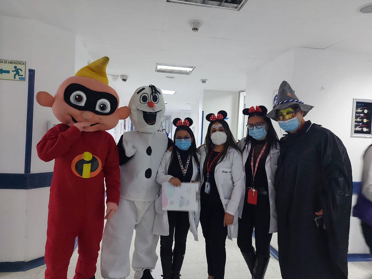 SubRedSur's tweet photo. 😀😀📸📸Grandes y chicos se contagiaron de alegría con las sorpresas y actividades que realizó el equipo asistencial en el Hospital de Meissen.
🧛‍♂️🧞‍♂️🦹‍♂️🍬🕺Disfraces, baile, detalles y actividad física para celebrar el mes más dulce del año.
#halloween2021  #LePonemosElCorazón💕 https://t.co/ZOzwAtNCXW