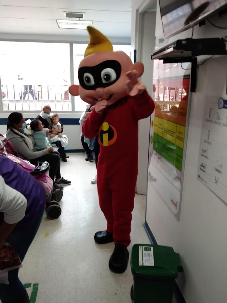 SubRedSur's tweet photo. 😀😀📸📸Grandes y chicos se contagiaron de alegría con las sorpresas y actividades que realizó el equipo asistencial en el Hospital de Meissen.
🧛‍♂️🧞‍♂️🦹‍♂️🍬🕺Disfraces, baile, detalles y actividad física para celebrar el mes más dulce del año.
#halloween2021  #LePonemosElCorazón💕 https://t.co/ZOzwAtNCXW
