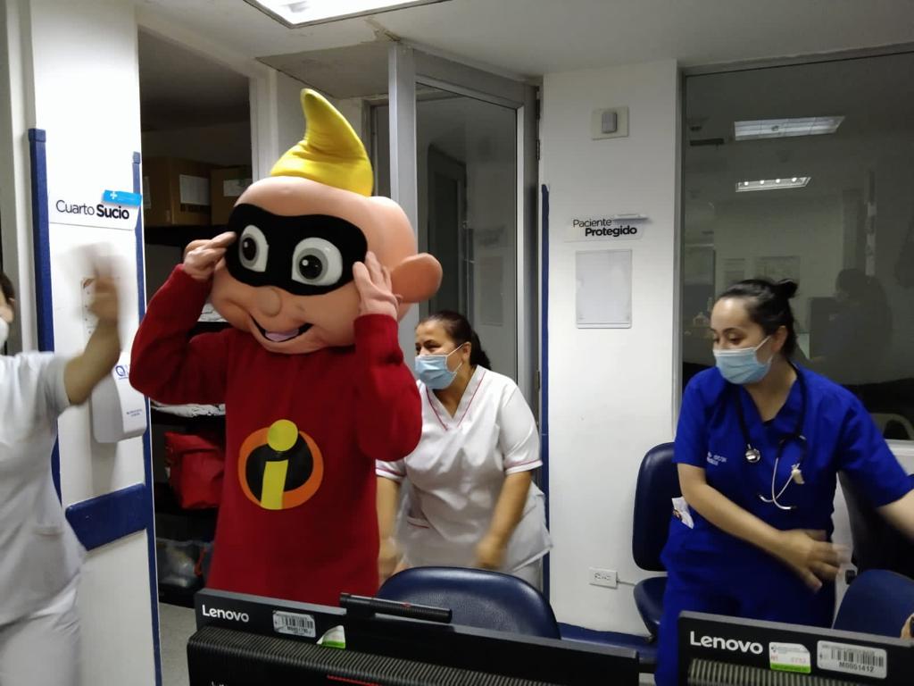 SubRedSur's tweet photo. 😀😀📸📸Grandes y chicos se contagiaron de alegría con las sorpresas y actividades que realizó el equipo asistencial en el Hospital de Meissen.
🧛‍♂️🧞‍♂️🦹‍♂️🍬🕺Disfraces, baile, detalles y actividad física para celebrar el mes más dulce del año.
#halloween2021  #LePonemosElCorazón💕 https://t.co/ZOzwAtNCXW