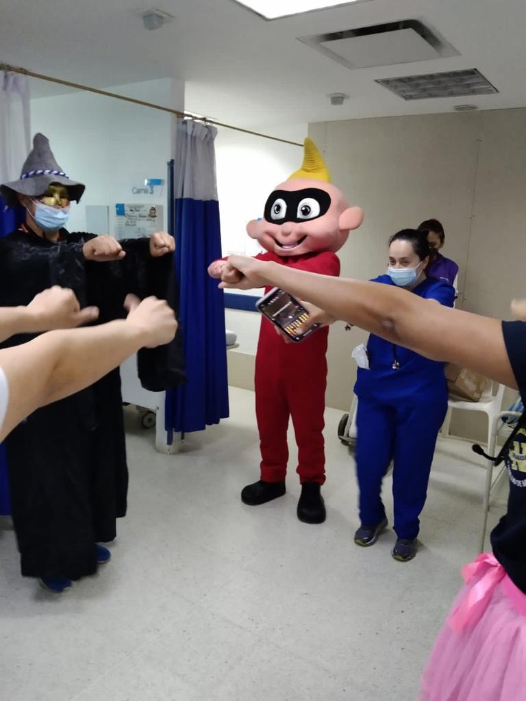 SubRedSur's tweet photo. 😀😀📸📸Grandes y chicos se contagiaron de alegría con las sorpresas y actividades que realizó el equipo asistencial en el Hospital de Meissen.
🧛‍♂️🧞‍♂️🦹‍♂️🍬🕺Disfraces, baile, detalles y actividad física para celebrar el mes más dulce del año.
#halloween2021  #LePonemosElCorazón💕 https://t.co/ZOzwAtNCXW
