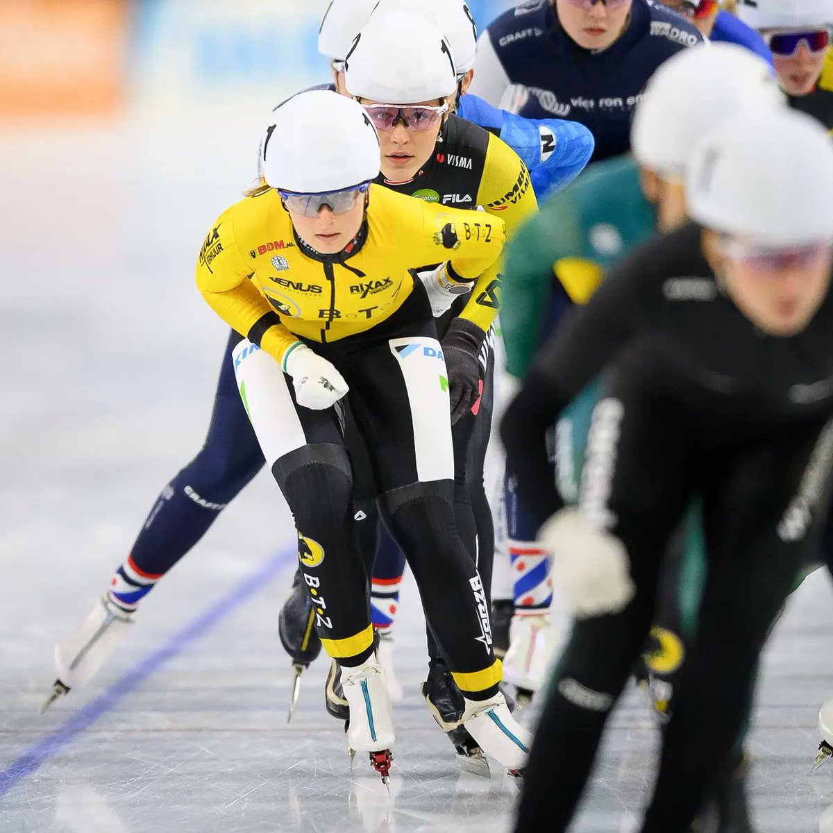 TeamPuurICT_BTZ's tweet photo. NK mass-start:
6e Bianca 💛🖤
9e Tjilde 💙🖤
13e Jade 💙🖤
19e Lisanne 💛🖤
#nkafstanden #nkmassstart #teampaletnl #PaletVastgoedonderhoud #SPROG #DolcoVerhuur #Procoatings #BTZ #VenusContainers #BDM #RixaxVerhuur #ForzaFightingGear #Figrs  #AutoStrikwerda #UnivéDichtbij https://t.co/pNfwuikQ4K