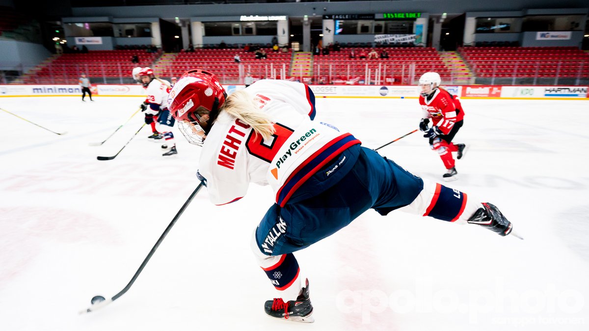 APhotoOffic's tweet image. Hetki on viivähtänyt siitä kun @NaisetVaasan skulasi kilpajäällä. @StadinGimmat kävi pokkaamassa pinnat mukaan.

Kuvat: @stoivonen 

#staytuna #4shots #urheilukuvaus #sportsphotography #gamedayphotos #apollophoto #naistenliiga #vaasansport #hifk #hockeyphotos