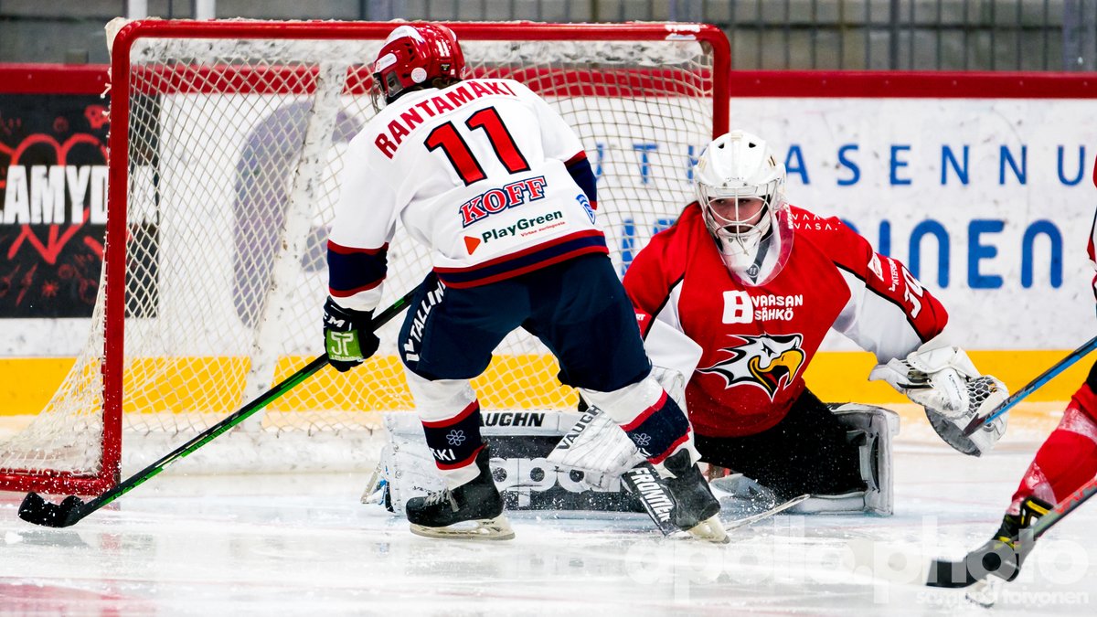 APhotoOffic's tweet image. Hetki on viivähtänyt siitä kun @NaisetVaasan skulasi kilpajäällä. @StadinGimmat kävi pokkaamassa pinnat mukaan.

Kuvat: @stoivonen 

#staytuna #4shots #urheilukuvaus #sportsphotography #gamedayphotos #apollophoto #naistenliiga #vaasansport #hifk #hockeyphotos