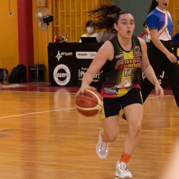 manolotoolmao's tweet photo. #Femenino #Espedale se va a #Europa. La talentosa jugadora de #CentroEspañol, #Seleccion de #Neuquen y #Agentina se va a jugar a #Italia ( Club Mercede Alghero que queda en la Isla Cerdeña) ,luego de tener un brillante PreMundial en Mexico y e. #Feliciotaciones #Giane 👏🔥🏀 https://t.co/cDfJ56zpTV