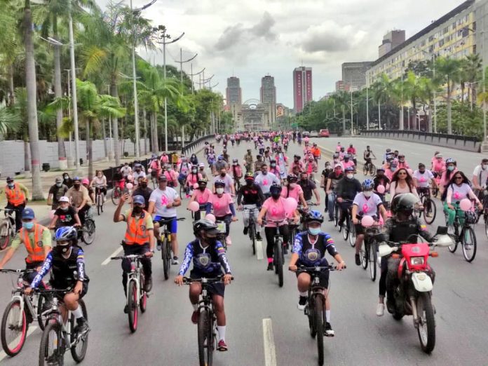 noticierovv's tweet photo. #31Oct  Hicieron bicicletada rosa para concienciar sobre el cáncer de mama https://t.co/YAGVtAUsXg 

#NoticieroVenevision #Nacional #BicicletadaRosa #Acticidad https://t.co/BQJhCfKnLL