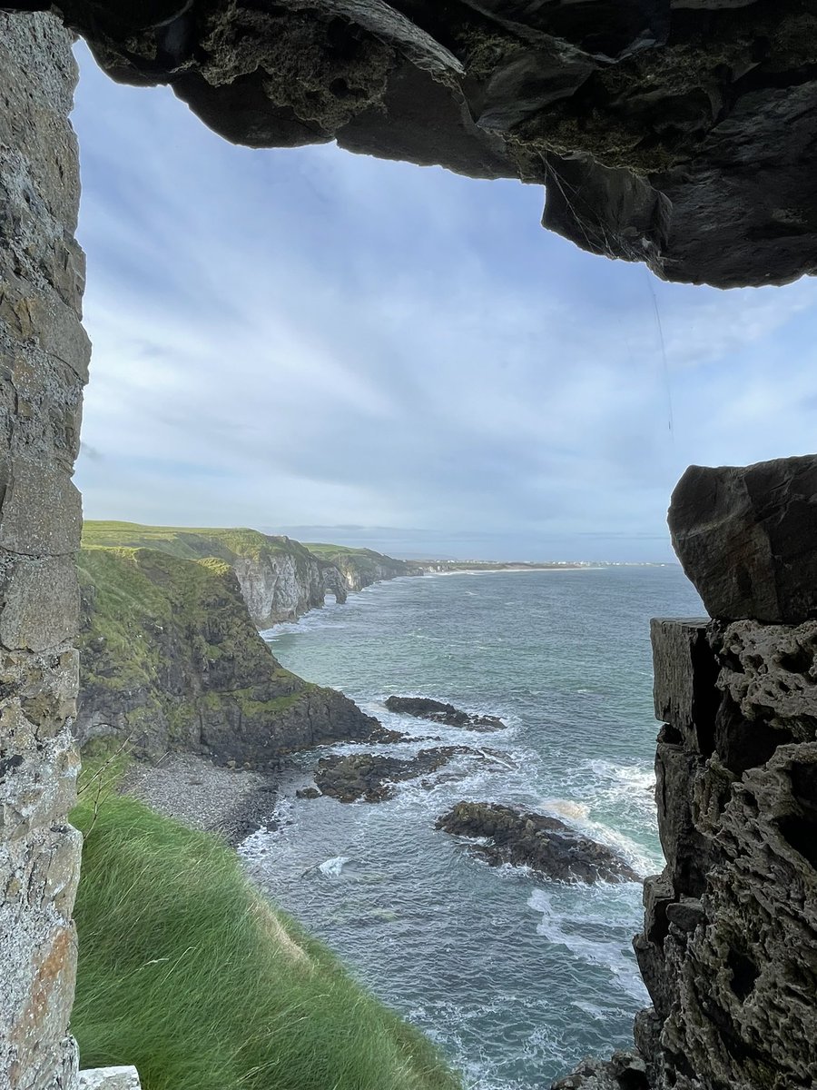 TiaraAnggamulia's tweet photo. View from Dunluce Castle #discoverNI #myGiantAdventure #embraceagiantspirit @DiscoverNI https://t.co/WmNjcBaXKK