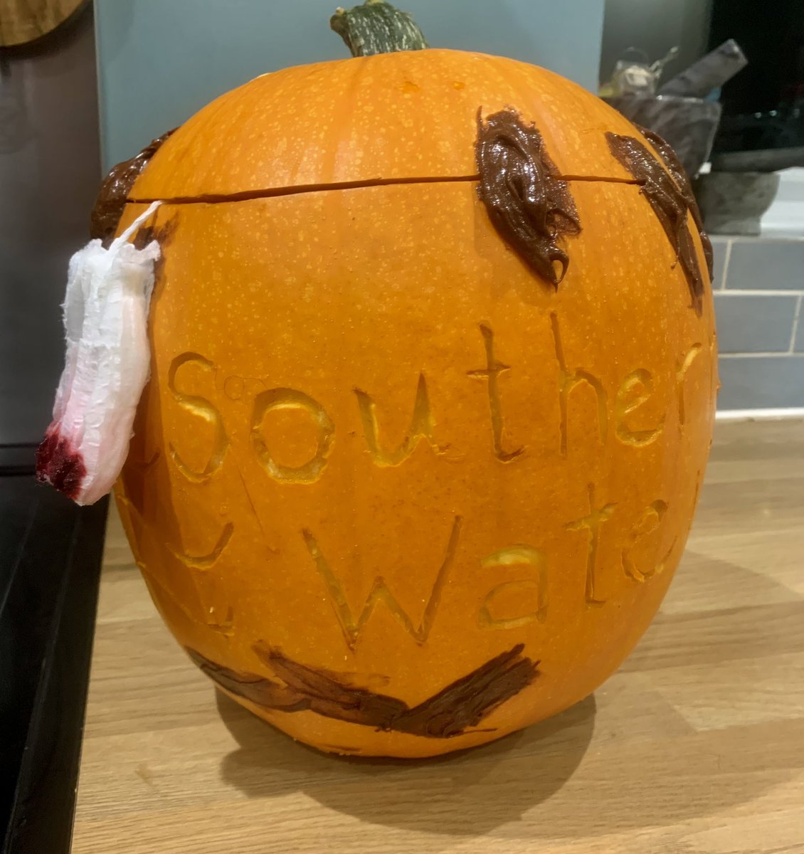 _withoutalcohol's tweet photo. Today I am grateful for:
1- pretty pumpkins for Halloween and my protest pumpkin against @SouthernWater dumping raw sewage with no regard for the environment. 
2- a lido swim with some swim buds
3- my family seems calm and happy. #recoveryposse https://t.co/rJ06NJsh8s