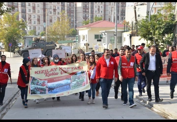 kizilaysirnak's tweet photo. #KızılayHaftası kapsamında bugün; 81 ilde eş zamanlı yapılan '29 Ekim- 4 Kasım Kızılay Haftası İyilik Yürüyüşü' etkinliğimizi Gönüllülerimizle birlikte gerçekleştirdik. 🌙
İyilik yolunda bizi yalnız bırakmayan herkese teşekkür ederiz.
#KızılayHaftası
#SensizOlmaz
#iyigeleceksin https://t.co/daNR3aEUmz