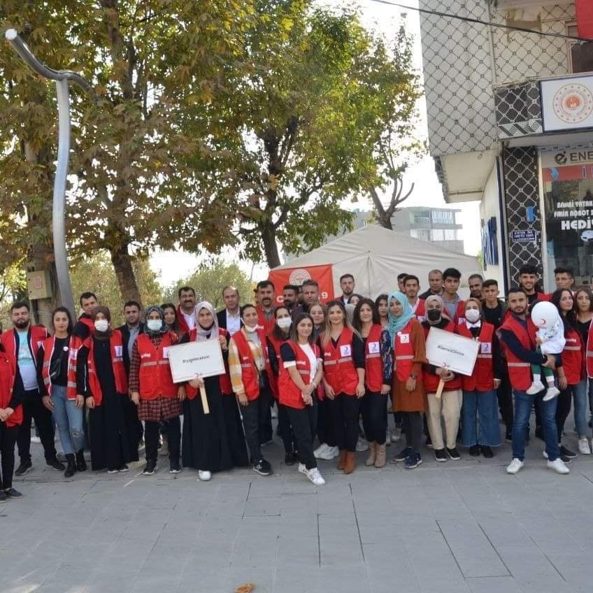 kizilaysirnak's tweet photo. #KızılayHaftası kapsamında bugün; 81 ilde eş zamanlı yapılan '29 Ekim- 4 Kasım Kızılay Haftası İyilik Yürüyüşü' etkinliğimizi Gönüllülerimizle birlikte gerçekleştirdik. 🌙
İyilik yolunda bizi yalnız bırakmayan herkese teşekkür ederiz.
#KızılayHaftası
#SensizOlmaz
#iyigeleceksin https://t.co/daNR3aEUmz