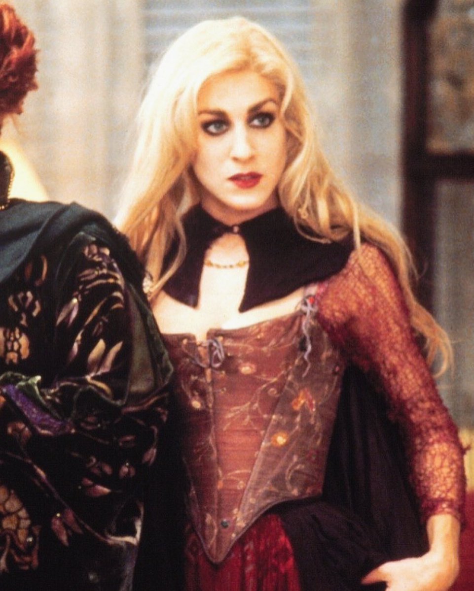 BethanyMota's tweet photo. living out my Hocus Pocus dreams 🔮🌙🎃🧪 https://t.co/33eycwJR1m