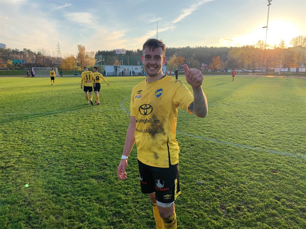 Mjolbyaiff's tweet photo. En glad och nöjd gul krigare - vår Jacob Samuelsson ler med hela sin uppenbarelse💛💛💪💪 https://t.co/ArN3GLDQlC