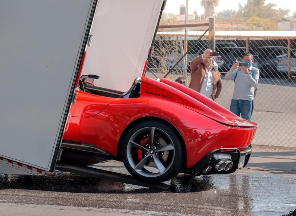 jorgeomarmg's tweet photo. Así llevaron un #Ferrari Monza SP2, valuado en más de 3 mdd, para ser verificado en Morelos.

En Morelos el pago del refrendo anual, este 2021, fue de 672 pesos para autos recientes, mientras que en CDMX para autos de alta gama es del 8% de su valor, más de un millón de pesos. https://t.co/vQM6P26RqL