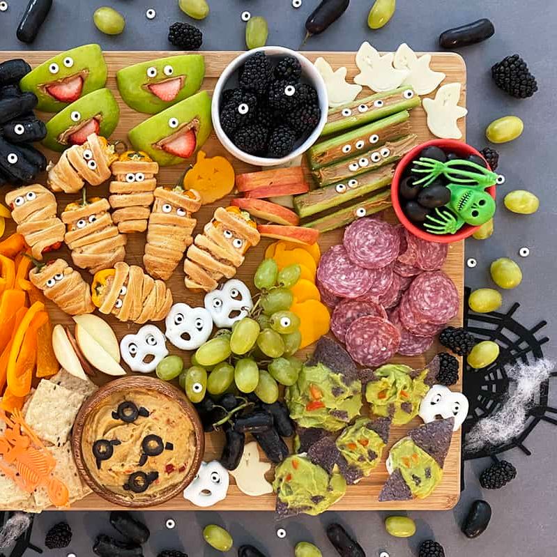 SamsonsGrapes's tweet photo. Treating yourself doesn't have to be unhealthy 🎃 This Halloween we're snackin' on this spooky board from @healthy.family.project #Samsons https://t.co/5SPUhsqs1c
