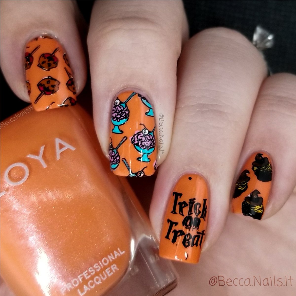 BeccaNailsIt's tweet photo. I'm starting Halloween off with some tricks and treats! @/thelazyhand and  @/friendly_nailorhood hosted a trick-or-sweets collab in honor of today's festivities!🎃👻🍭🍬 

For my design I used a stamp set that has some tricky looking treats! Be sure to check out #Sweetivities. https://t.co/yIk1WliAia