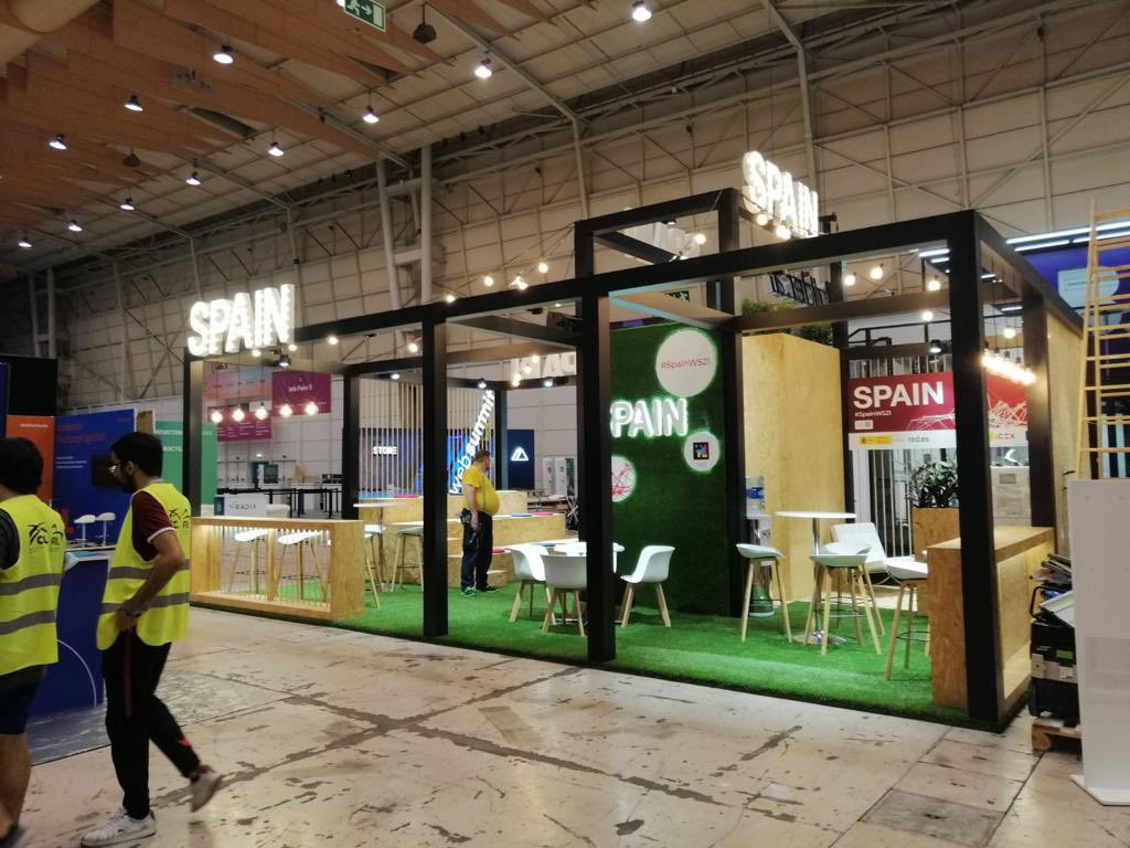 redpuntoes's tweet photo. Dando los últimos retoques al Pabellón de España para que todo esté perfecto. 🔹En unas horas empezamos #WebSummit21 en Lisboa!
@ICEX #SpainWS21 https://t.co/cLrrS4Zb0L