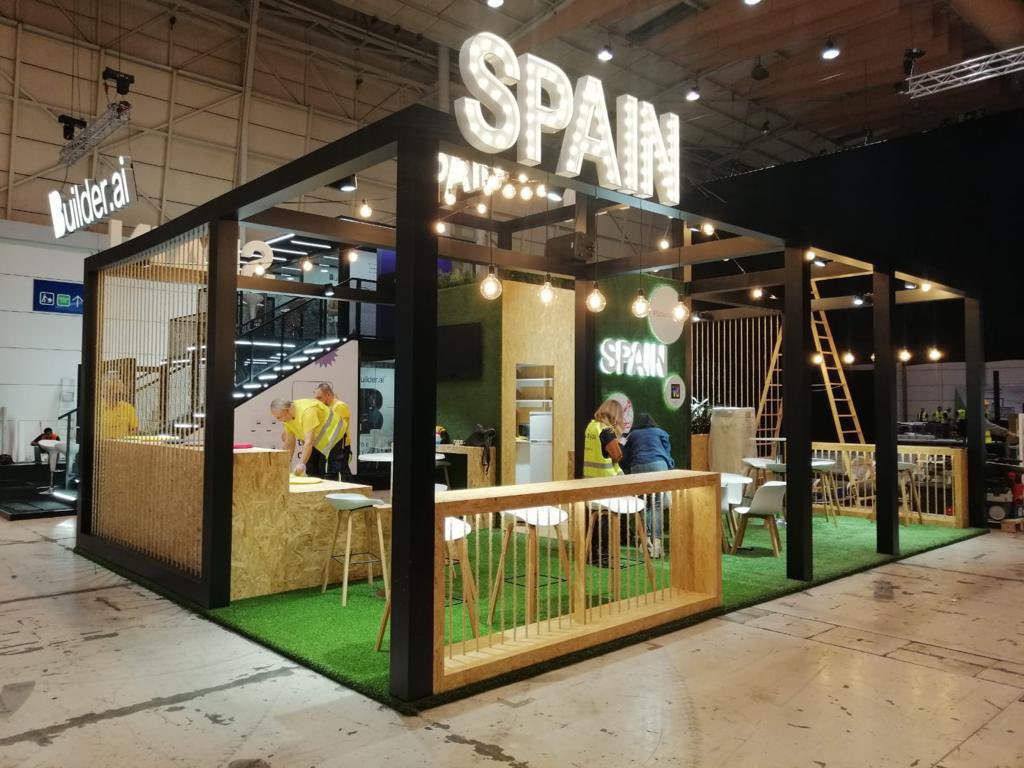 redpuntoes's tweet photo. Dando los últimos retoques al Pabellón de España para que todo esté perfecto. 🔹En unas horas empezamos #WebSummit21 en Lisboa!
@ICEX #SpainWS21 https://t.co/cLrrS4Zb0L