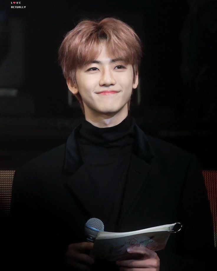 zaemhin's tweet photo. @hanjiphyun Ia menepuk tangannya sejenak kamudian mulai membaca naskah dengan semangat. “Selamat kepada para pemenang doorprize, jangan lupa untuk claim masing-masing hadiah kepada yang bersangkutan ya! https://t.co/t5DBxr5thW