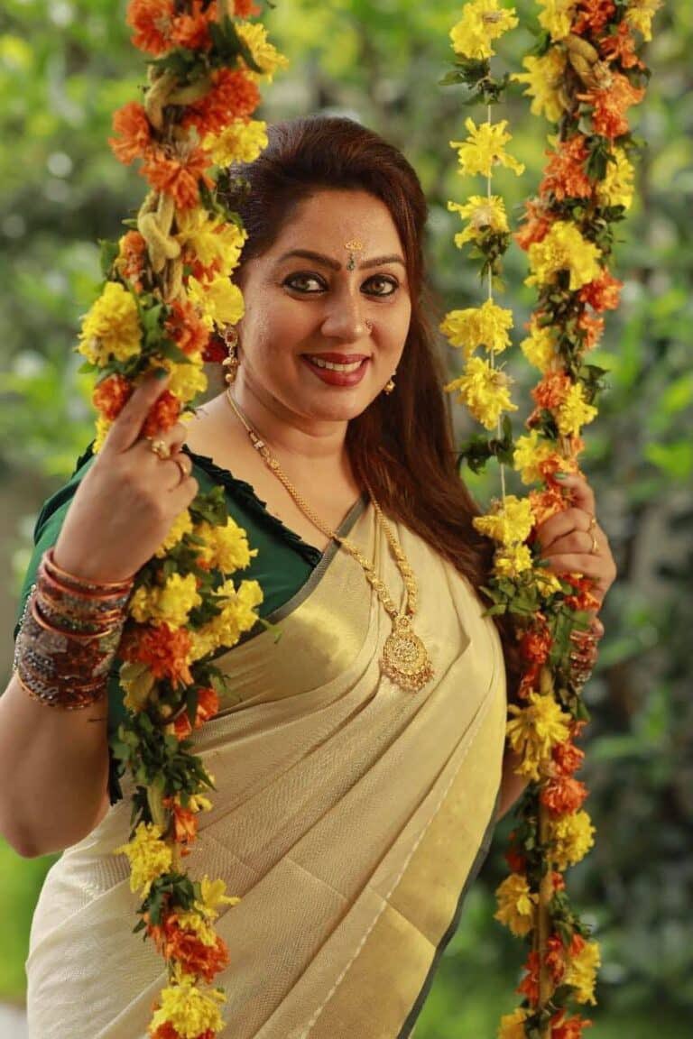 Swetha Menon Malayalm Actress, iiQ8 Mallu Aunty Hot, Smiley Swetha ...