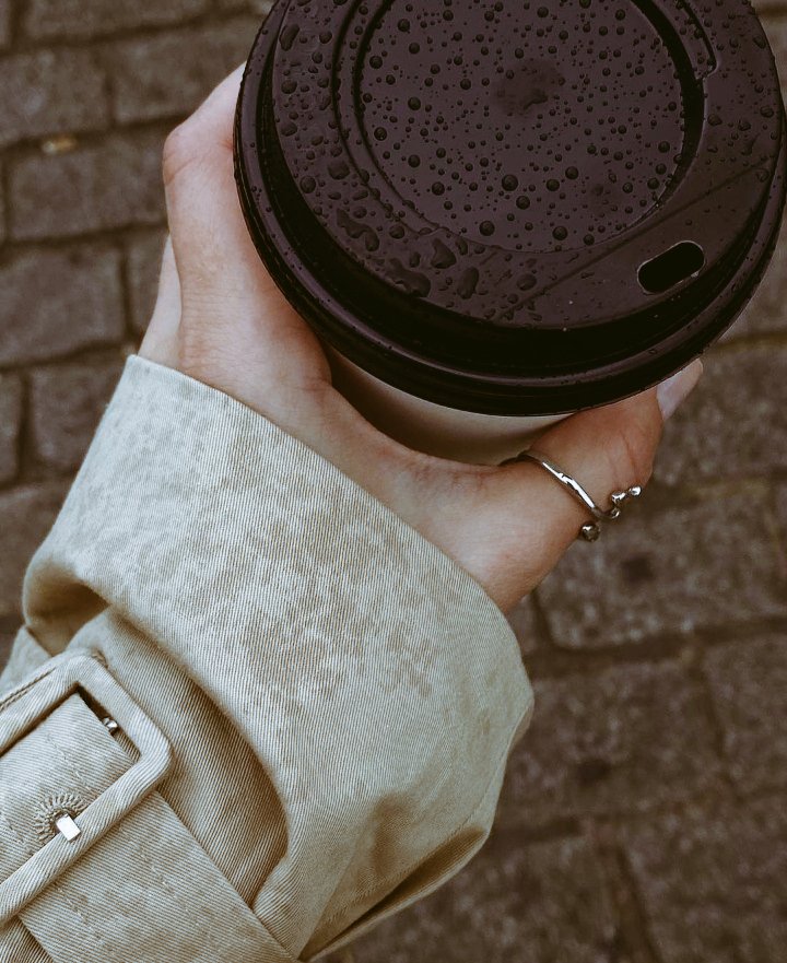 قلوبُ الأشخاص تبدو في ملامحهم؛ خلقَ الله وجوهاً تألفها من أولِ وهلة، وأخرى لو عاشرتها عُمراً لا تُحَب ولا تُؤلف .

#كلمات_جميله_جدا