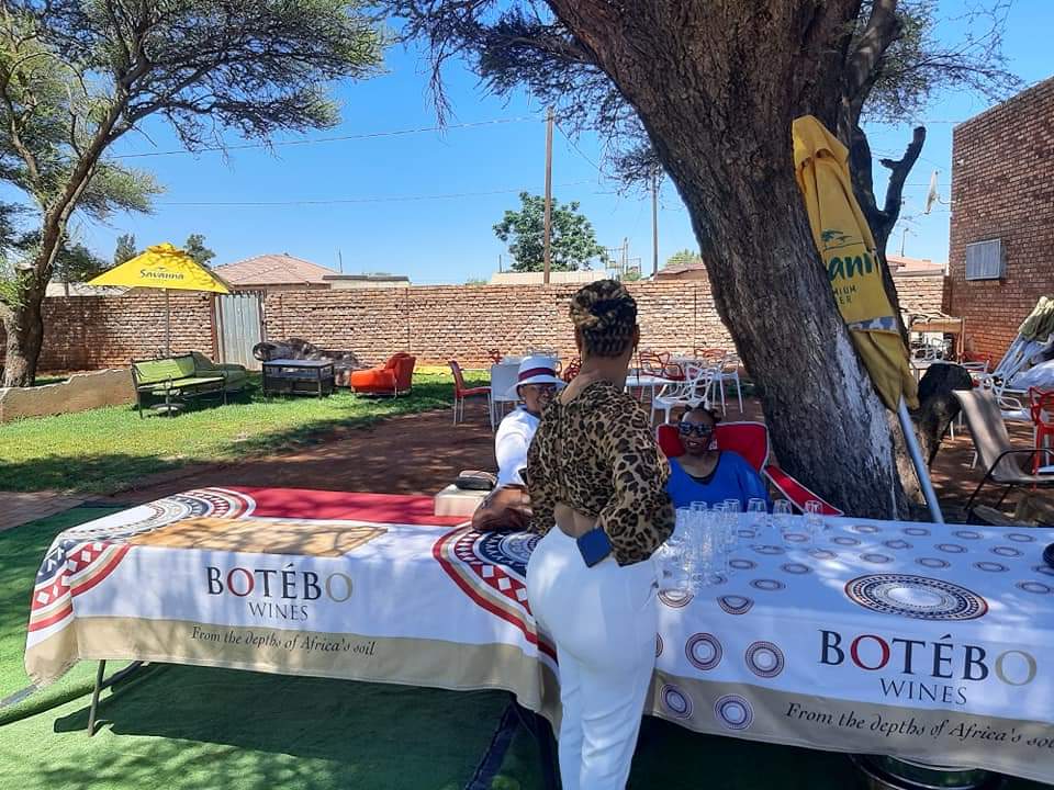 BoteboWines's tweet photo. Botebo Wine tasting at Mama B's Lifestyle Lounge - Pampierstad .... 🍾🥂 https://t.co/dgeHLqgTGd