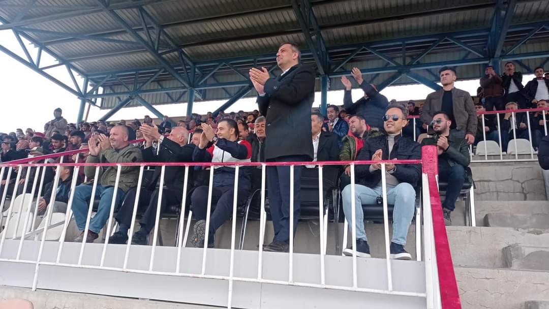 serkankoyuncu03's tweet photo. Yenilenen Emirdağ Stadyumunda Lige Güzel bir başlangıç yaparak ilk rakibini 7-2 mağlup eden Emirdağ Sporumuzu ve taraftarımızı tebrik ederim. Size şampiyonluk yakışır tebrikler çocuklar… https://t.co/qk6GIBaWVG
