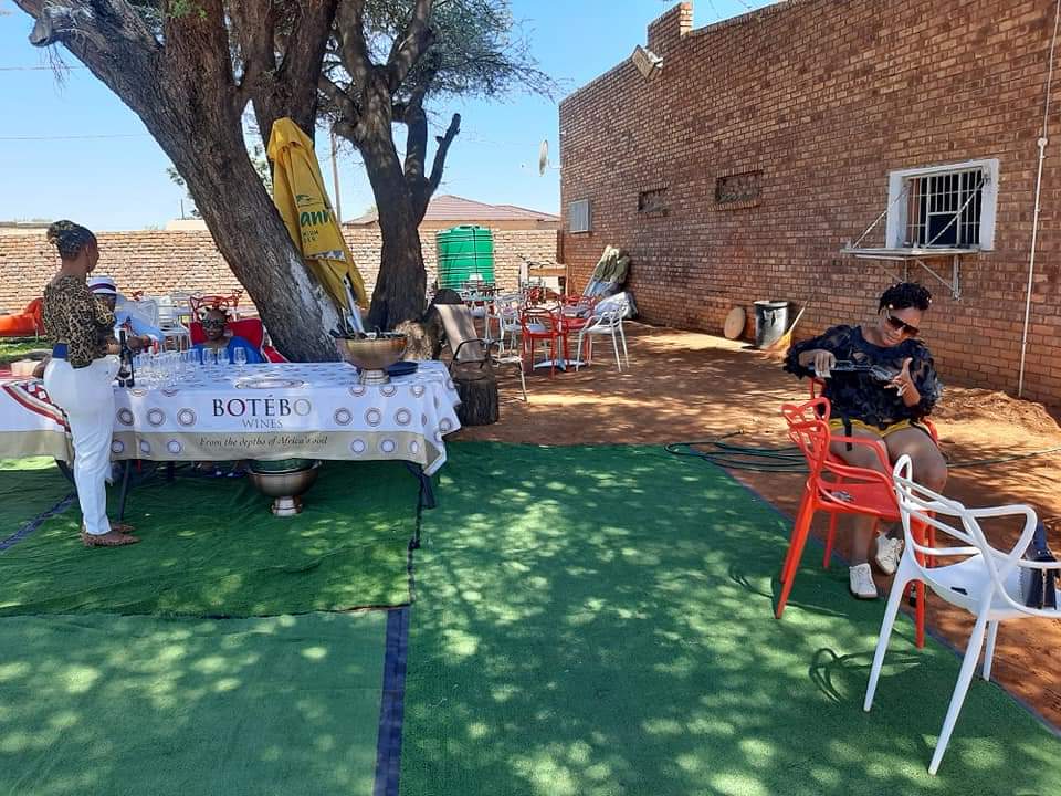 BoteboWines's tweet photo. Botebo Wine tasting at Mama B's Lifestyle Lounge - Pampierstad .... 🍾🥂 https://t.co/dgeHLqgTGd