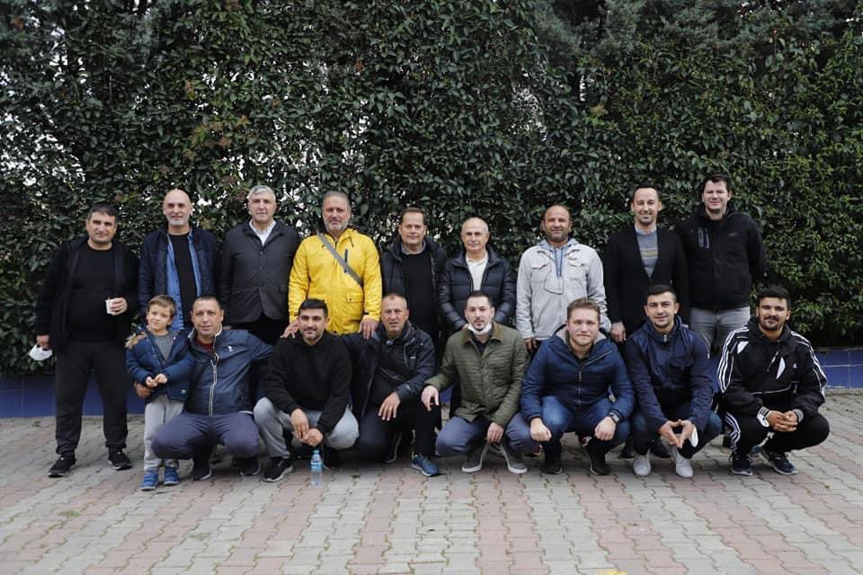 Yeni kurulan Kumburgaz Spor Futbol okulunu ziyaret ettim. Başta yönetim olmak üzere çocuklarımıza ve ailelerine başarılı bir dönem geçirmelerini diliyorum.