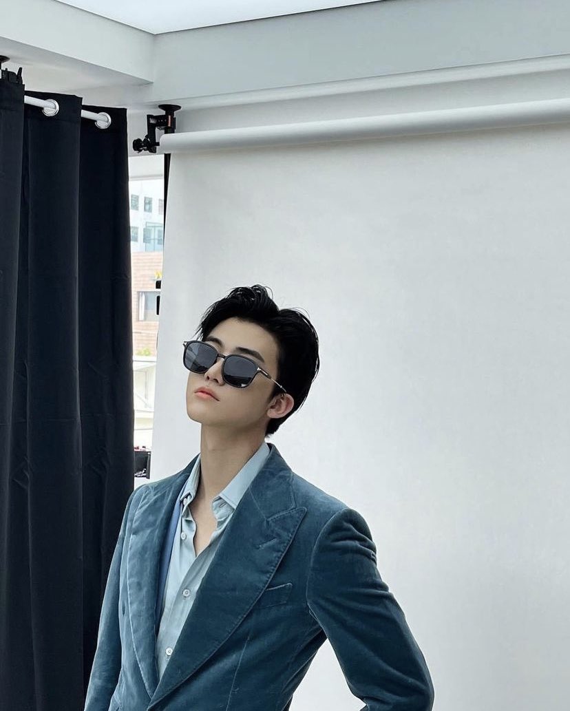 nctj23's tweet photo. jaemin dressed up as the rich boyfriend i’ll never have 🤡 https://t.co/YIaRU7ywus