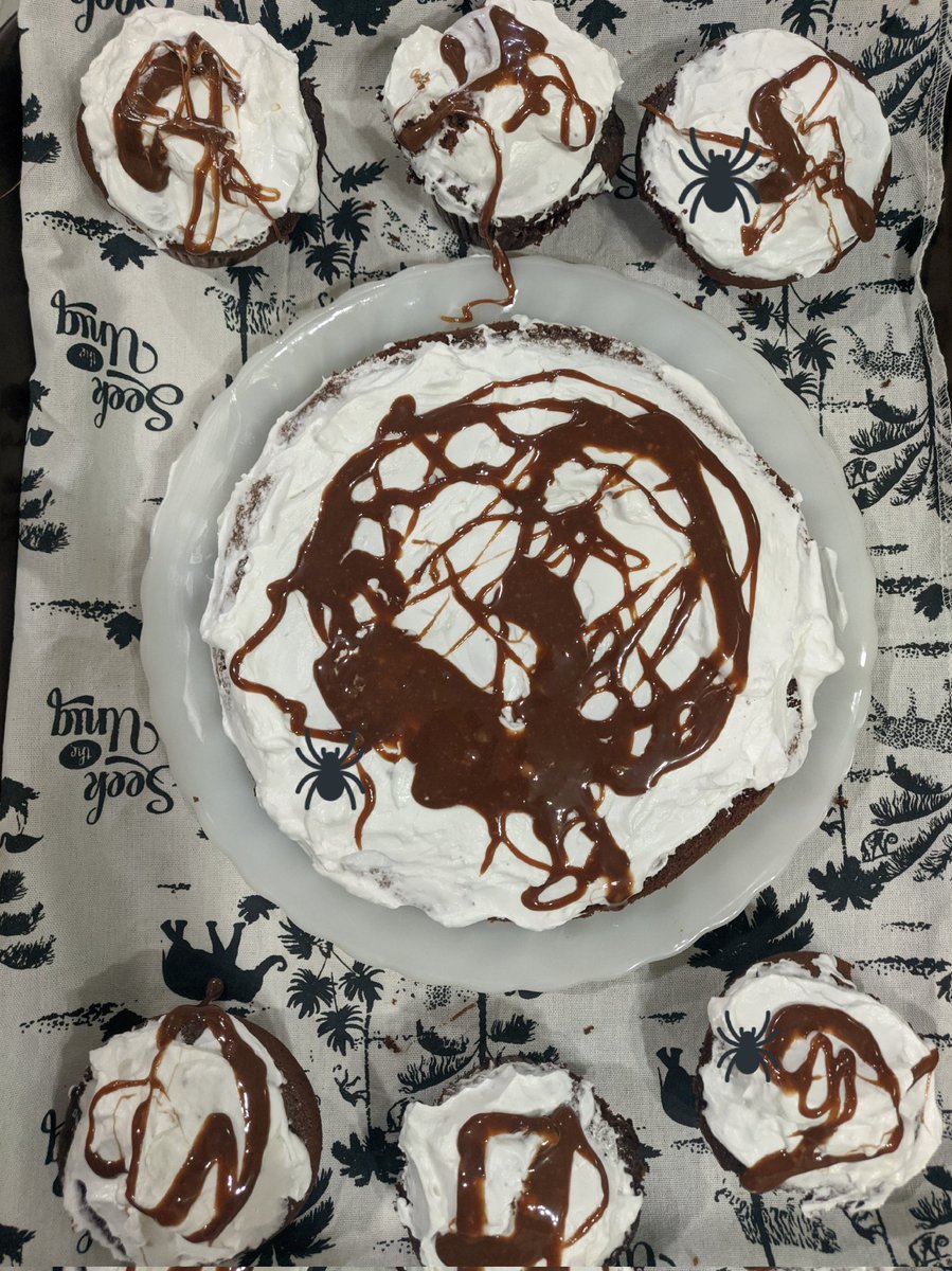 adobocorn's tweet photo. Baked some last-minute Halloween themed (?) cupcakes for tonight!! πΈοΈHappy Halloween you guys π #ChefKim. https://t.co/Y6fhvftdUs