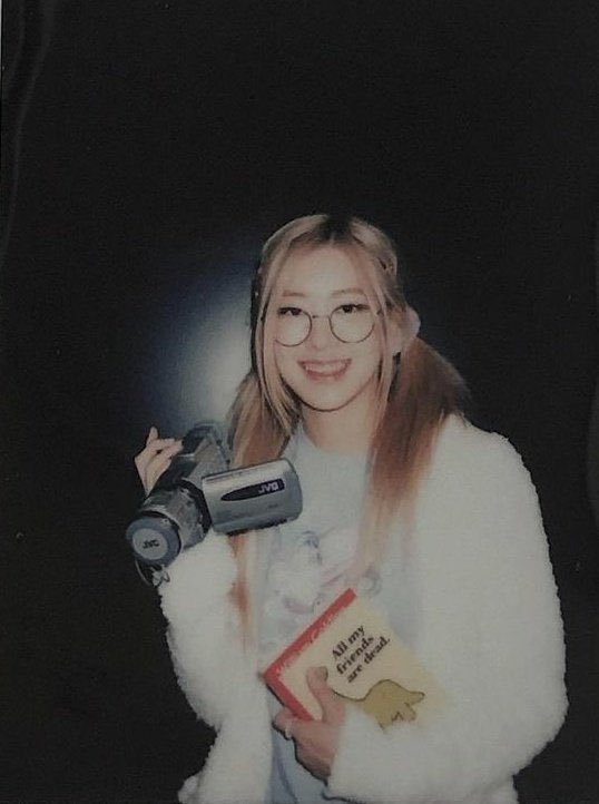 hourly rosé tweet media