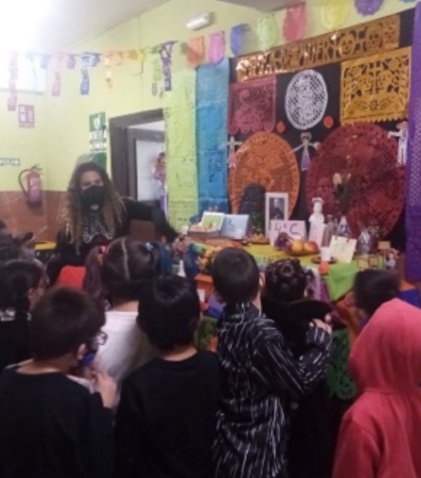 luliotor's tweet photo. Nuestros niños de Infantil y Primaria llevan sus ofrendas al "altar de muertos" para, recordar con cariño a sus seres queridos que les cuidan desde el cielo. https://t.co/RL6AgfNNOq